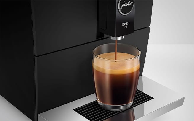 Cafetera JURA ENA 4 preparando un café